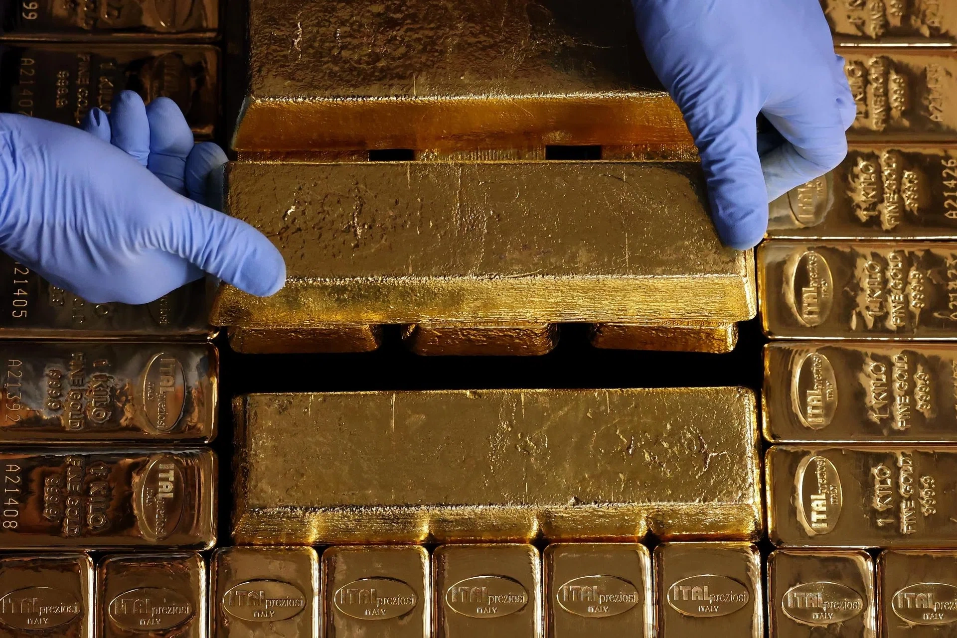Gold falls as US-Iran maritime stand off heightens inflation risk