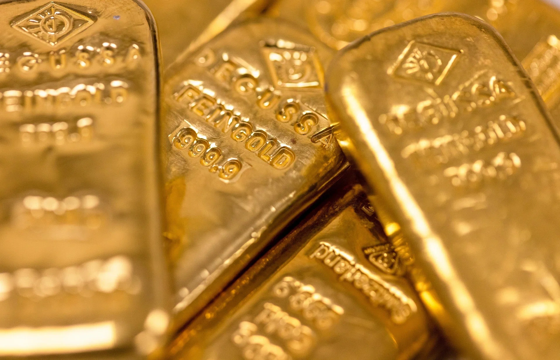 Gold set for weekly drop as higher oil prices stoke inflation fears