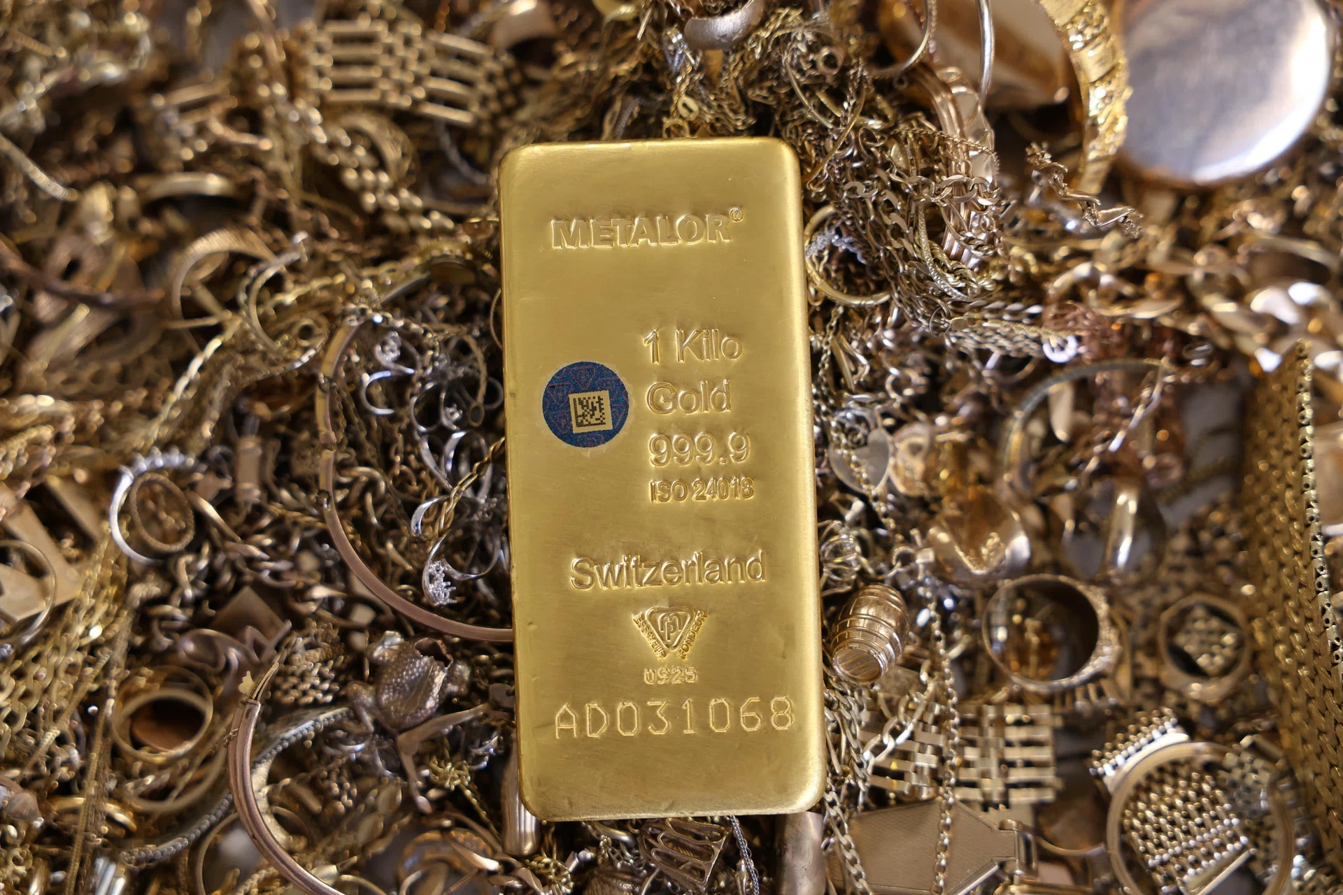 Gold drops below US$4,000 as US-Iran tensions raise inflation risk