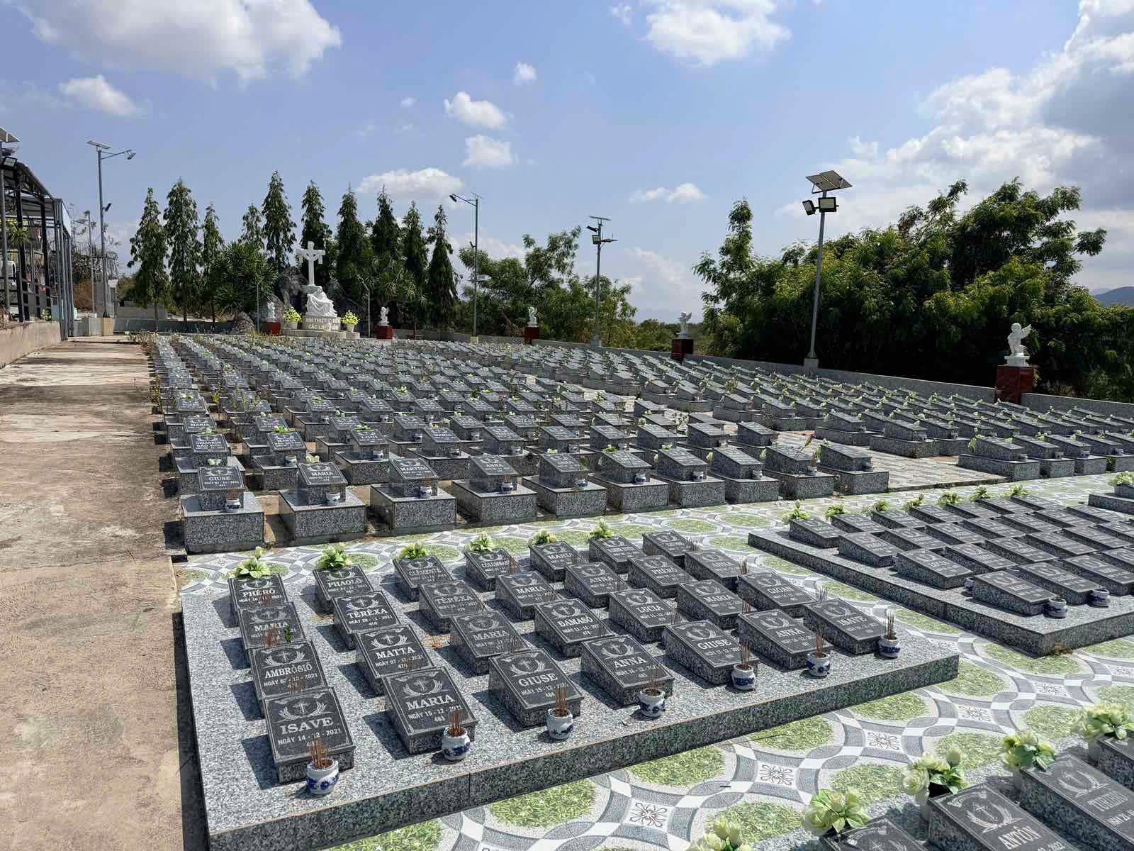 nghĩa trang.jpg
